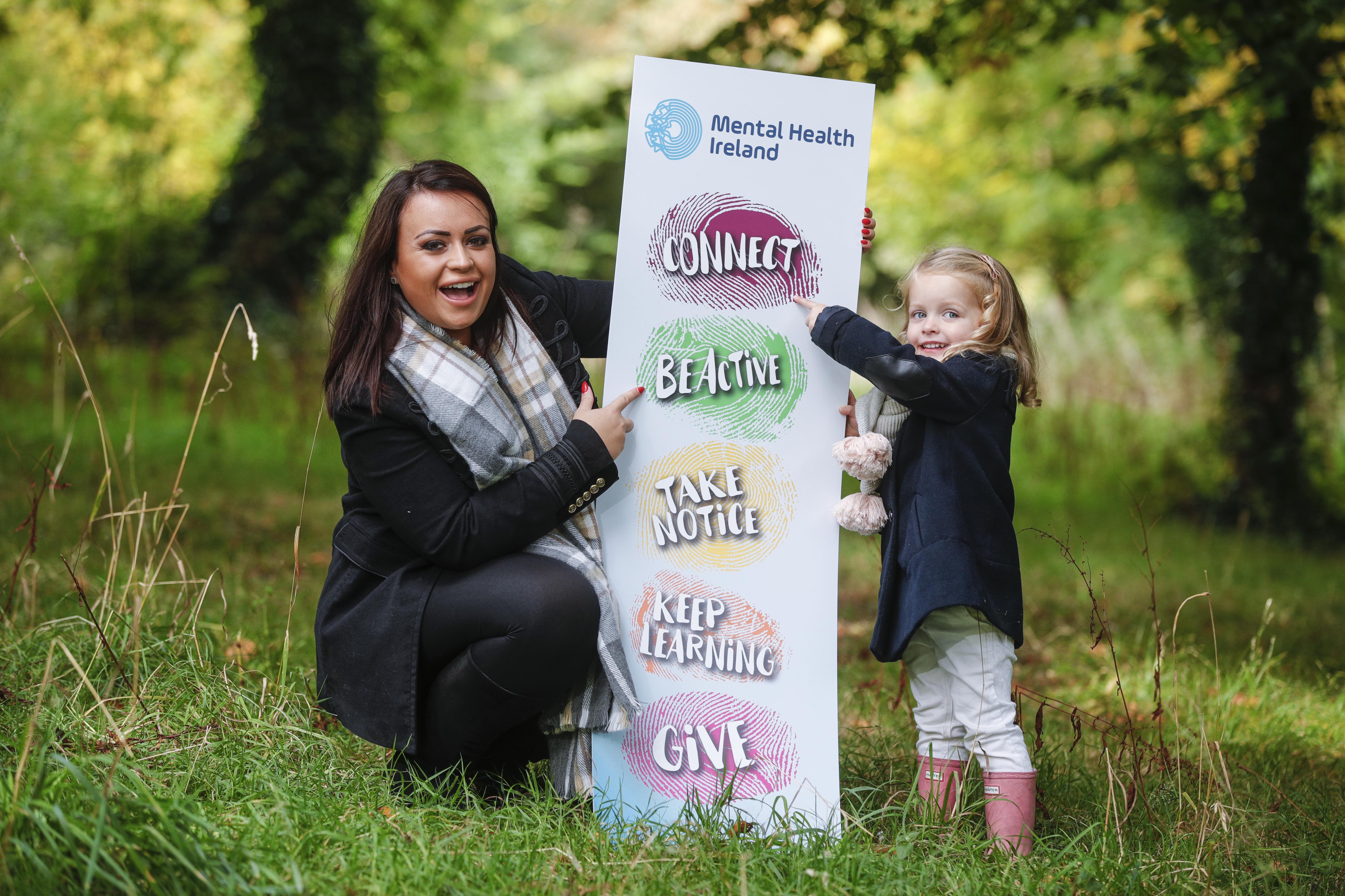 *** NO REPRODUCTION FEE *** DUBLIN : Join Mental Health Ireland on their 5,000 Steps to Wellbeing Walk in Avondale Forest Park on 9th October to celebrate Mental Health Week. Register to walk on www.mentalhealthireland.ie. €15 for adults and children walk for free. Pictured at the launch of Mental Health Ireland Wellbeing Walk were Jane Harrison, Wicklow Rose of Tralee and Faye Conlon (age 3). Picture Conor McCabe Photography.
MEDIA CONTACT : jilloherlihy@mentalhealthireland.ie